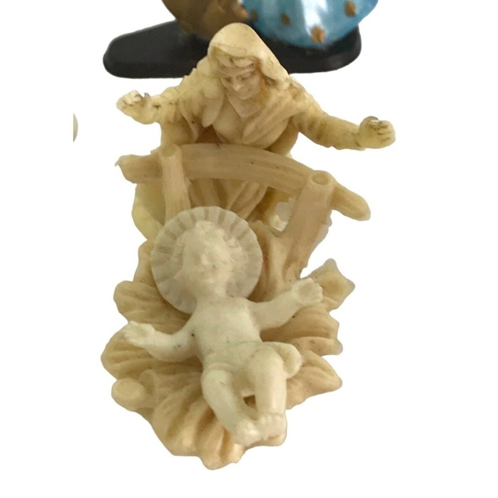 Vintage Mini Nativity Figurine Set Ivory Color Plastic Italy Miniature w/ Basket - Picture 9 of 9